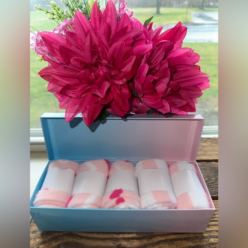 Fuzzy Socks 5 pair for Women Pink/White comes in a gift able box! New. - Picture 2 of 7